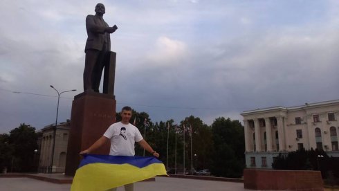  Veldar Shukurdzhiev with the Ukrainian flag on the central square of Simferopol