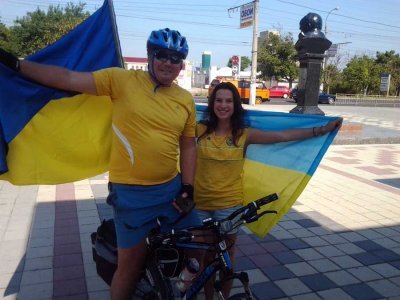 Sergey Dub near the Taras Shevchenko monument in Simferopol