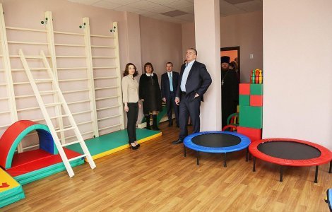 Photo: Aksenov at the opening of the modular kindergarten in Nizhnegorskiy     